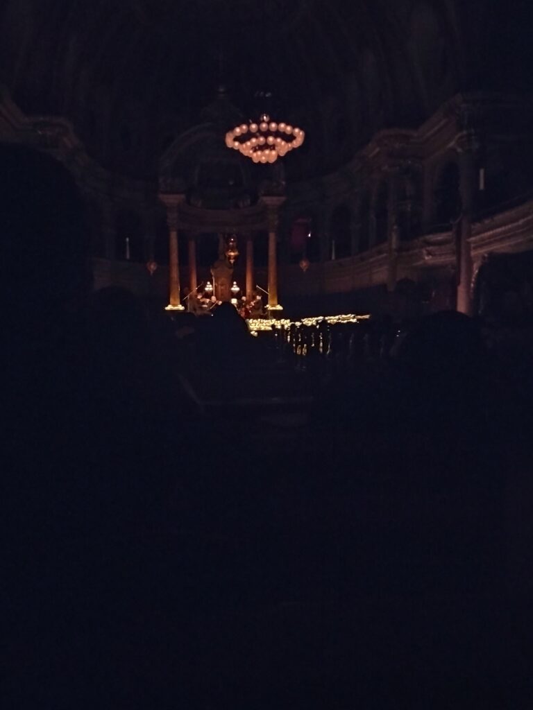 Salle du concert Candlelight à Montréal pendant l’expérience musicale à la bougie
